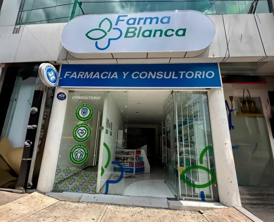Fachada FarmaBlanca Las Bombas